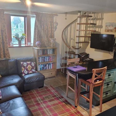 Pellcroft Cottage โฮล์มเฟิร์ธ ภายนอก รูปภาพ