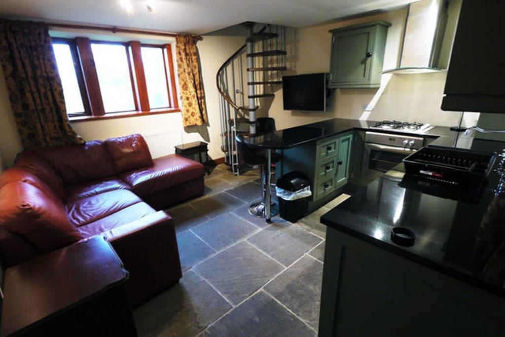 Pellcroft Cottage โฮล์มเฟิร์ธ ภายนอก รูปภาพ