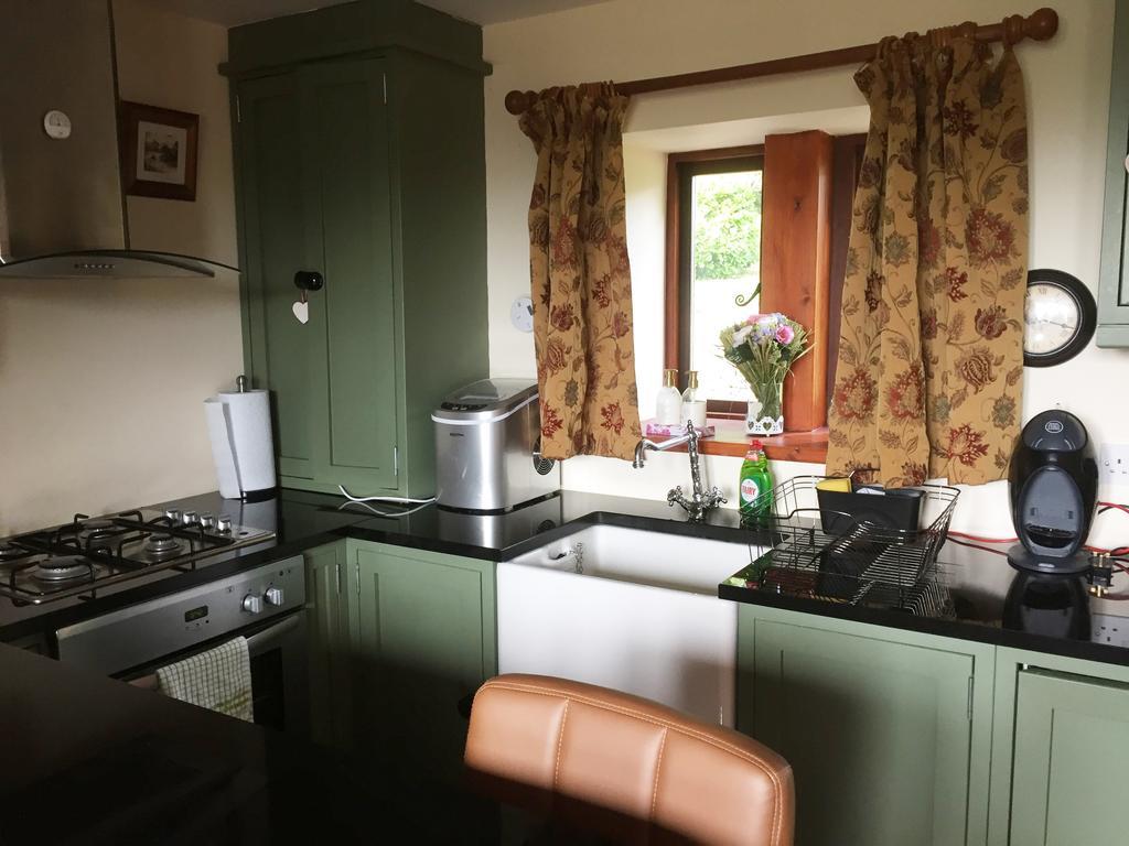 Pellcroft Cottage โฮล์มเฟิร์ธ ภายนอก รูปภาพ