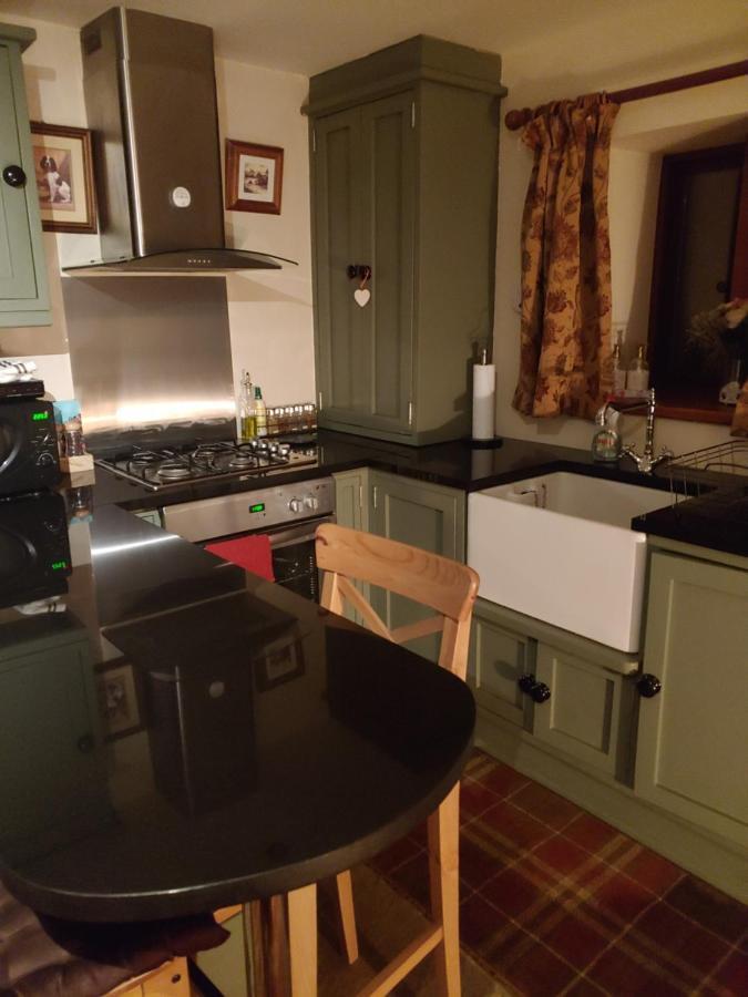 Pellcroft Cottage โฮล์มเฟิร์ธ ภายนอก รูปภาพ